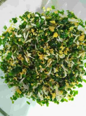 鸡蛋韭菜虾皮，加入油，盐，十三香搅拌均匀