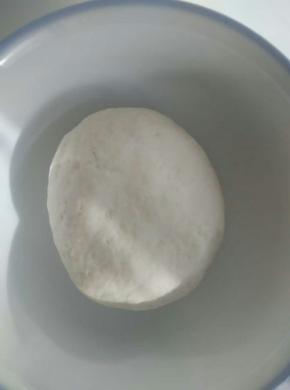 面粉用开水和面，即烫面。揉成光滑的面团