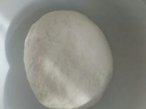 面粉用开水和面，即烫面。揉成光滑的面团