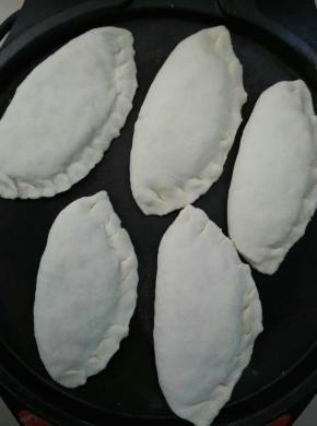 把包好的盒子放入电饼铛上加热