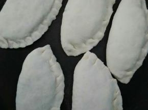 把包好的盒子放入电饼铛上加热
