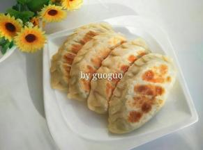 煎熟的韭菜盒子装盘