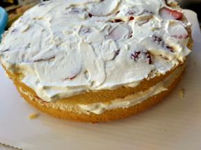 将戚风蛋糕切成3片，一层蛋糕一层淡奶油，一层蛋糕一层奶油