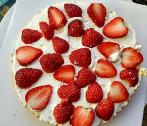 在最顶层放入草莓片，再盖上蛋糕片