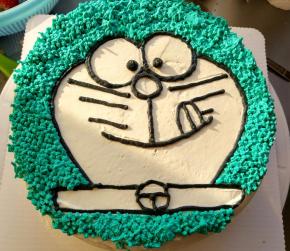 现在表面用牙签画出形状，再调好颜色，在相应的位置图上相应颜色的淡奶油