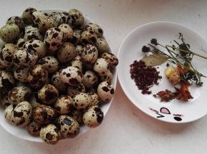 洗净的鹌鹑蛋、香料。