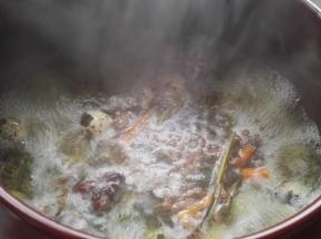 鹌鹑蛋洗下加水放砂锅内，放八角、花椒、香叶、辣椒、藿香杆(可不放)、姜、盐等（我是有啥放啥），大火烧开。