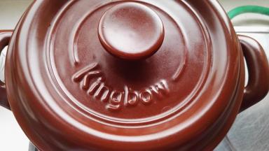 煮3分钟关火焖会，用勺子把鹌鹑蛋壳敲烂焖入味。