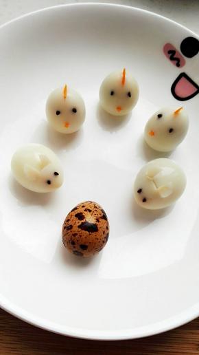 巧用五香鹌鹑蛋制作的鸡宝宝、兔宝宝。