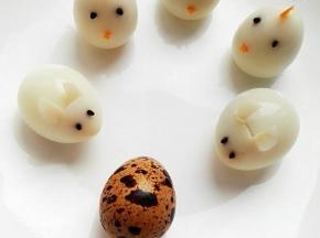 巧用五香鹌鹑蛋制作的鸡宝宝、兔宝宝。