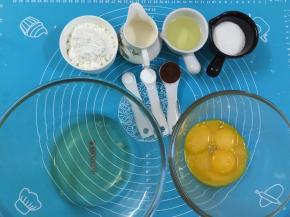 1. 所有材料，分开蛋黄和蛋白，盛放在两个搅拌盆中，（把蛋白放入冰箱冷藏10分钟）