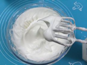 7. 高速打发至蛋白变得泡沫细腻，打至蛋白霜拉起的有尖角就说明发好了（如图）
