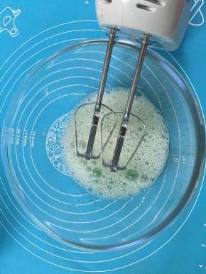 6. 从冰箱中取出蛋白，加几滴白醋或柠檬汁打至鱼泡眼加入第一次的细砂糖
继续打发至能看到有浅浅的纹路，这时加等二次的糖