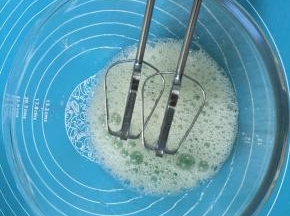 6. 从冰箱中取出蛋白，加几滴白醋或柠檬汁打至鱼泡眼加入第一次的细砂糖
继续打发至能看到有浅浅的纹路，这时加等二次的糖
