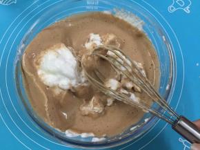 9. 再把先混合好的蛋糊倒进蛋白糊中，翻拌至看不见蛋白霜，拌成粘稠的巧克力酱状态即可