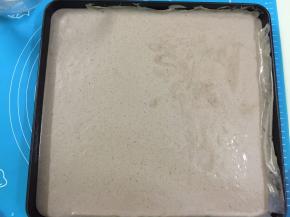 10. 烤盘要事先铺好油纸，将蛋糕糊倒入模具中，桌面上轻轻震一下，把大气泡震出