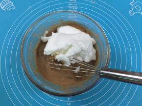 8. 将1/2的蛋黄糊倒入蛋白霜中，用手动打蛋器从盆底由下向上快速翻拌（不习惯用手动打蛋器的朋友请用硅胶刀，