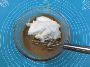 8. 将1/2的蛋黄糊倒入蛋白霜中，用手动打蛋器从盆底由下向上快速翻拌（不习惯用手动打蛋器的朋友请用硅胶刀，