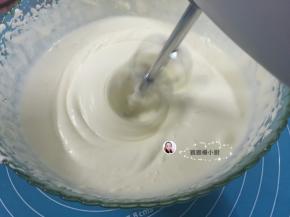 13. 300ml的淡奶油加入白砂糖，中速打发