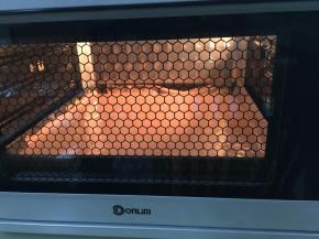 11. 烤箱温度为上下温度155度25分钟，烤盘放在最底层，烤立方底层有隔热板，完美的底温，（你用了就知道）出炉震出热气，倒扣