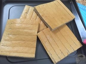 12. 放凉的蛋糕体裁成自己想要要尺寸，我裁成了4块