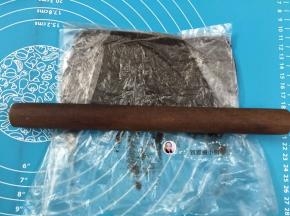 15. 把奥利奥饼干用保鲜袋装着用擀面杖压成粉状