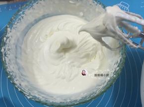 14. 打发好的淡奶油挖三分之二至另一个打蛋碗中