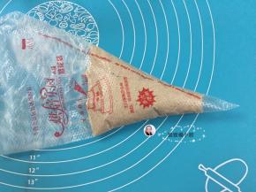 18. 装进裱花袋中，开始蛋糕夹层