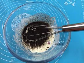 16. 把奥利奥饼干沫加入淡奶油中