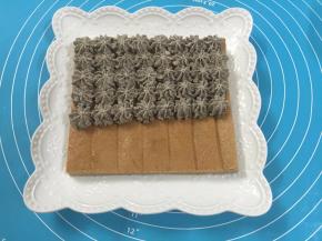 20. 裱完再盖上一片蛋糕片，如此类推，（因为我家宝宝不喜欢夹层里有水果，所我没有用到水果）裱花和装饰，可以按个人喜好