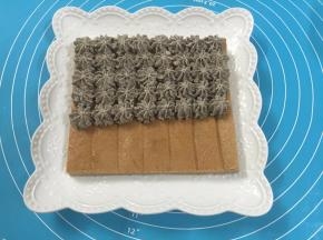 20. 裱完再盖上一片蛋糕片，如此类推，（因为我家宝宝不喜欢夹层里有水果，所我没有用到水果）裱花和装饰，可以按个人喜好