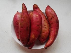 红薯洗干净。
