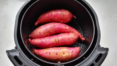 放入空气炸锅炸篮里。