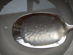 将西米煮开，开锅煮15分钟左右，关火，盖盖子闷至没有白心（煮西米期间准备芒果丁，并加热牛奶冒泡泡即可）