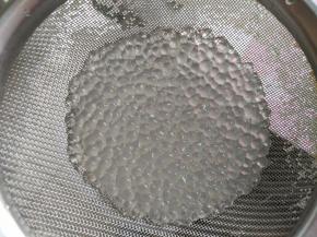 煮好的西米晶莹剔透，用滤网滤掉汤水