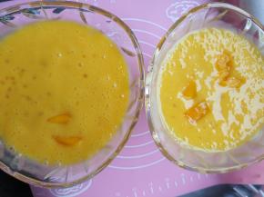 将芒果牛奶糊倒入杯中，放入西米，再加入切好的草莓丁，芒果丁，入冰箱冷藏30分钟