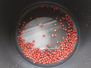 红豆洗净，加入适量水和细砂糖放入高压锅压制软烂