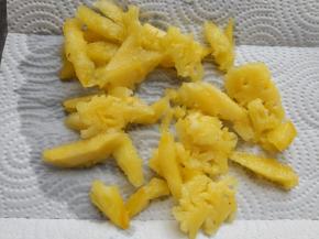 在发酵和煮红豆期间将菠萝洗净切丁，用厨房纸巾吸干水分