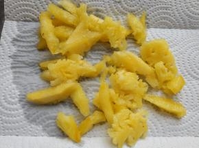 在发酵和煮红豆期间将菠萝洗净切丁，用厨房纸巾吸干水分