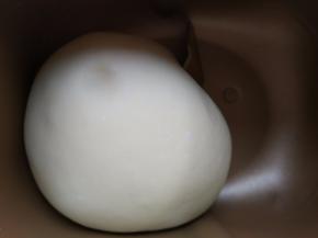 面团发酵至1.5-2倍大，用手指蘸干粉，在面团中间戳洞，洞口不回缩不塌陷即可