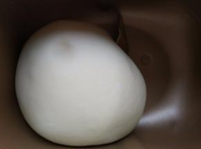 面团发酵至1.5-2倍大，用手指蘸干粉，在面团中间戳洞，洞口不回缩不塌陷即可