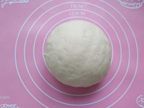 排气，揉圆，覆盖保鲜膜静置15分钟