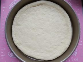 擀成披萨盘大小的圆饼，边缘厚些