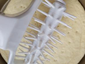 用扎孔器扎些小孔