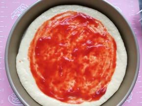 取出饼皮，刷适量的番茄酱（现在预热烤箱上下火180度）