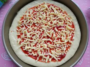 撒一些提前解冻好的马苏里拉芝士碎,放入预热好的烤箱，烘焙6-7分钟