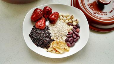 原料：红枣、莲子、百合、黑花生、黑米、糯米。