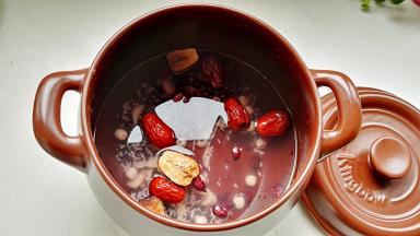 把原料分别淘洗干净，全部放进砂锅中，加入适量水。