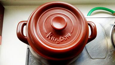 盖盖大火烧开转最小火熬30分钟关火，不要开盖，充分利用砂锅锅体储存的热能再焖会粥就熬好了。