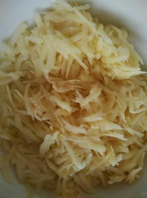 切好的土豆丝里加入十三香，鸡精，盐搅拌均匀，一定要顺着一个方向搅拌，这样入味儿